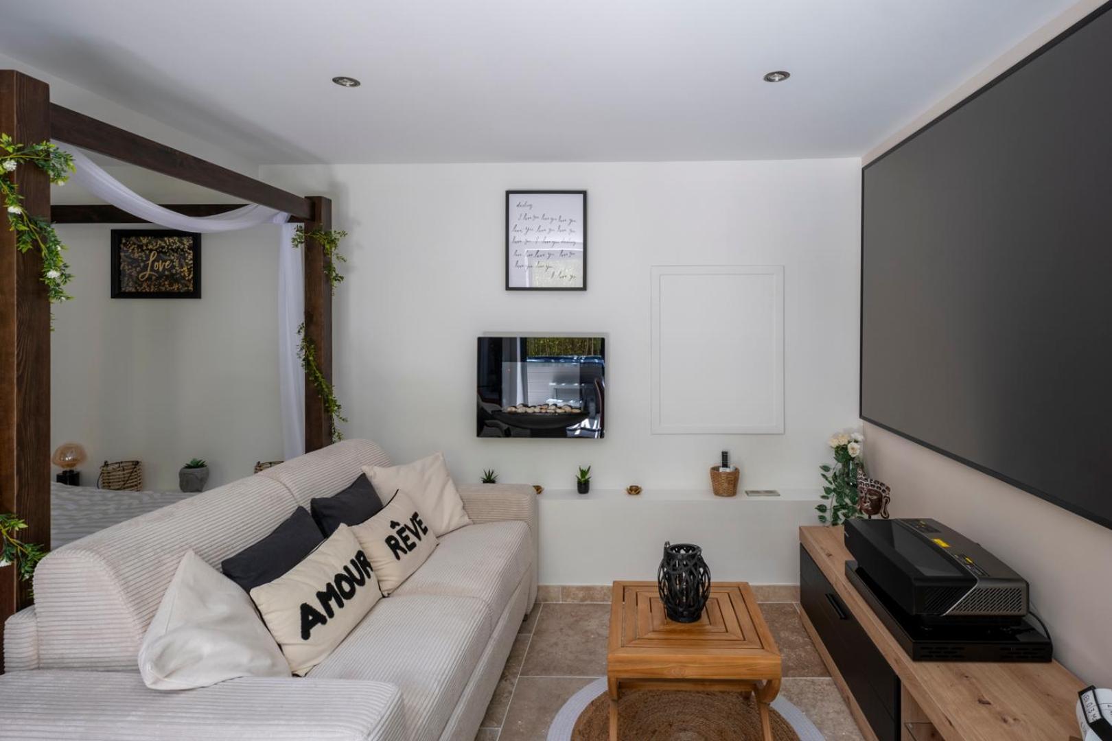 Honey Moon - Romantique Jacuzzi Et Ecran Cinema Apartment